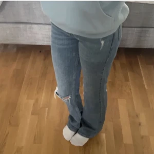 Bootcut jeans - (Lånad bild av Maja nordqvist) snygga jeans från gina tricot som är bootcut och mid waist💗knappt använda!250kr+frakt
