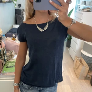 topp Massimo Dutti - marinblå topp från Massimo Dutti. Super fin, v-ringad i ryggen men man kan också ha den bak o fram! 