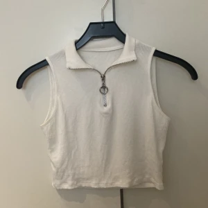Vit Kort Topp 🤍 - Skön tunn topp. Den är lite genomskinlig så jag skulle haft en bh under 🤍