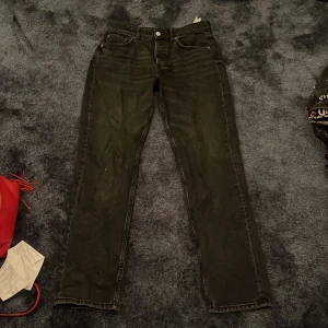 Zara jeans  - Säljer dessa as snygga grå/svarta jeansen från Zara i storlek 38! Sjukt populära och helt slutsålda och dessa jeans är dessutom i väldigt bra skick! Hör av er vid frågor och intressen🙌🏽💕