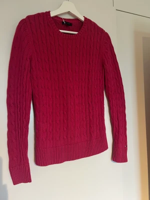 Tommy hilfiger tröja  - Kabelstickad tröja i fint skick från Tommy Hilfiger. Inga defekter. Storlek M 