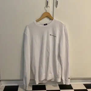 Detta är en vit och stilren långärmad champion tröja som är i storlek LAGRE  Köpt för ca 1 år sedan för 400kr  Säljer nu för 49kr  Använt max 3 gånger sparsamt 