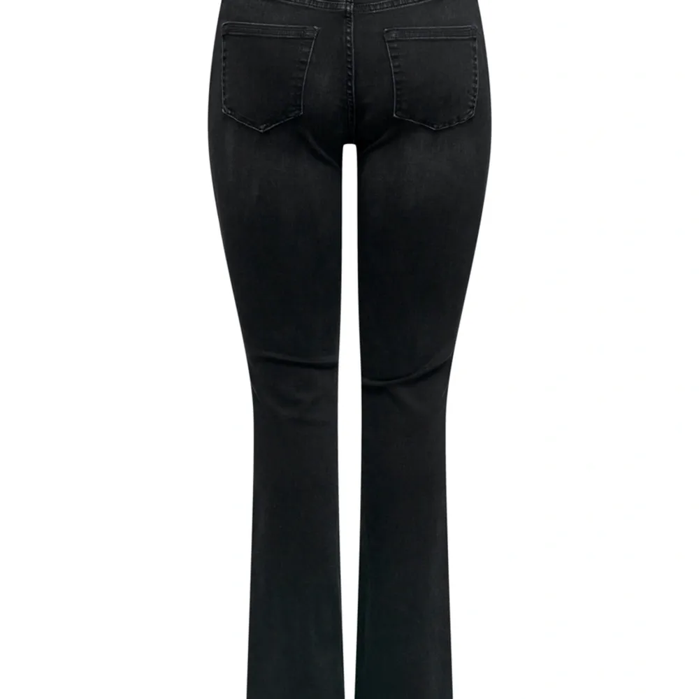 Svarta jeans från only, säljer för dom är för små för mig. Liknade bild!! Inte samma obs första och sista är bara liknande bilder.. Jeans & Byxor.