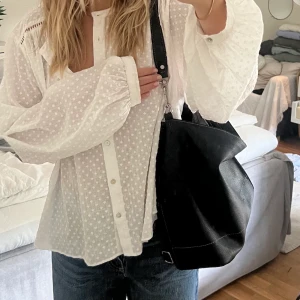 Svart axelväska - Säljer min superfina svarta väska från Suri Frey då den inte kommer till användning längre💗