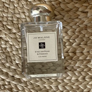 Jo Malone English Pear & Freesia - 50ml, använd ca 2ggr. Säljer den för att lukten inte passar mig. Köpte den för 1015kr
