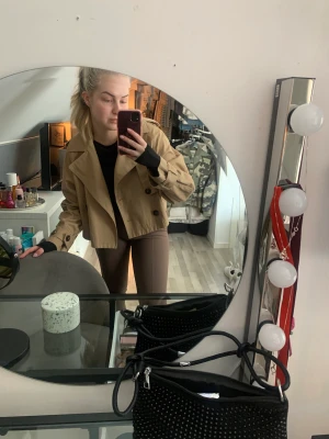 Trenchcoat  - Trenchcoat från Gina Tricot, storlek xs. 