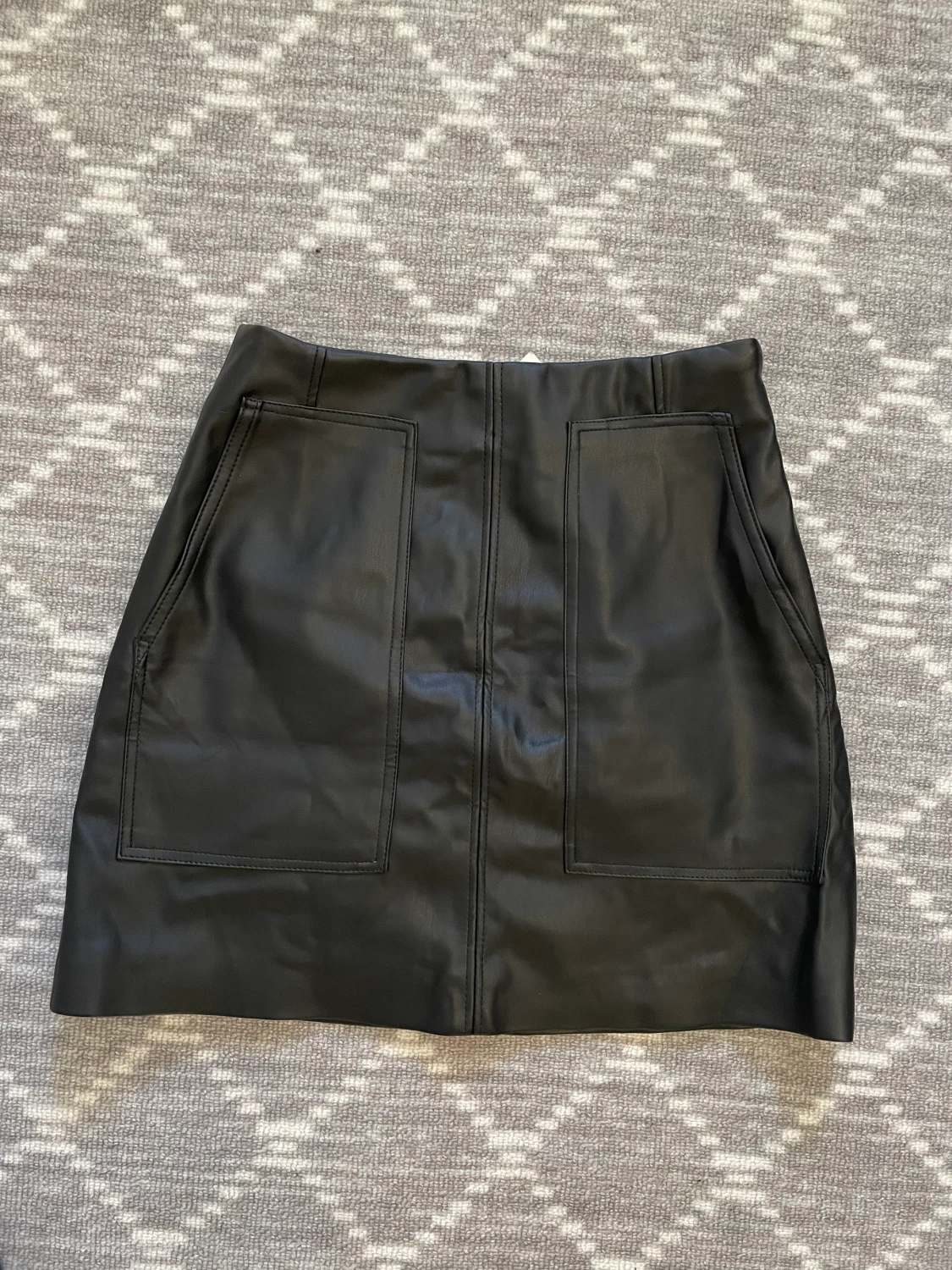 Skinn kort kjol storlek 36 oanvänd!