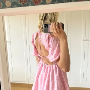 Klänning  - En super fin klänning från hm. Bara använd en gång säljer pågrund av att den inte kommer till användning. Det är storlek M men passar mig som brukar ha xs/s