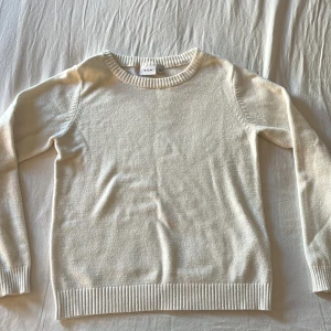 Vit stickad tröja  - Säljer denna superfina tröjan från vila!  Nästintill oanvänd, skriv för mer bilder! (Frakt 49kr)