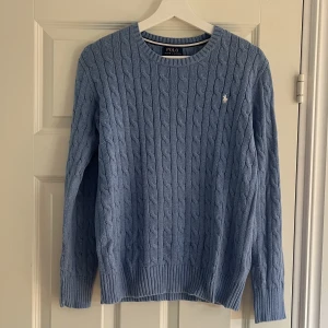 Ralph Lauren sweatshirt - Säljer nu min snygga Ralph Lauren stickade tröja som då inte kommer till någon användning. Bra skick, 9/10. Storlek S men funkar även för dom som har XS. Nypris 1500kr.