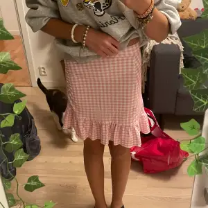 En superfin och somrig kjol från Gina i rosa och vita rutor med liten volang längst ner😃 superhärlig till en varma sommardag nere vid havet eller på middag i stan🤩 gillar du modellen så kan du kika in min profil efter den andra i grönt💕 köpt för ca: 150kr