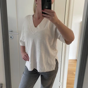 Stickad t-shirt  - Så snygg stickad t-shirt i storlek S från Stockh LM! Säljer då den inte kommer till användning, riktigt fint skick:) 