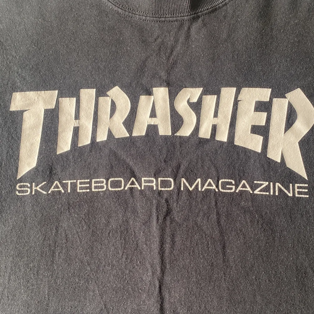 En thrasher skateboards t-shirt jag i princip aldrig använt i nyskick. T-shirts.