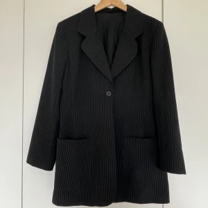 Superfin kavaj - Kritvitsrandig kavaj/kort kappa. Så fin till kjol! En knapp i midjan. Mycket fint skick. 34 i Storlek men lite oversize🌻