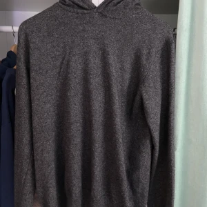 Oscar Jacobsson Kashmir blandning  - ”Pascal Hoodie” från Oscar Jacobsson. Kashmir och ull blandning. Köpt för 1499 kr och använd ett fåtal gånger. Säljer pga för liten storlek. 
