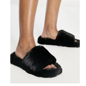 Tofflor - Drömmiga tofflor som är så så sköna😍 använda 1 gång så nästan som nyskick! Skriv för fler bilder, pris kan diskuteras vid snabb affär.