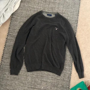 GANT tröja - Supersnygg grå gant tröja i bra skick! Ganska tunn och är perfekt nu till hösten😍🙏🏼