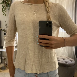 Trekvärtsärmad topp - Säljer denna superfina beiga trekvärtsärmade toppen🙌🏼så fin till allt och superskönt material! Använd fåtal gånger