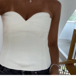 Bandeau topp - Den a är från zara. Sparsamt använd och Inga tydliga tecken på användning.