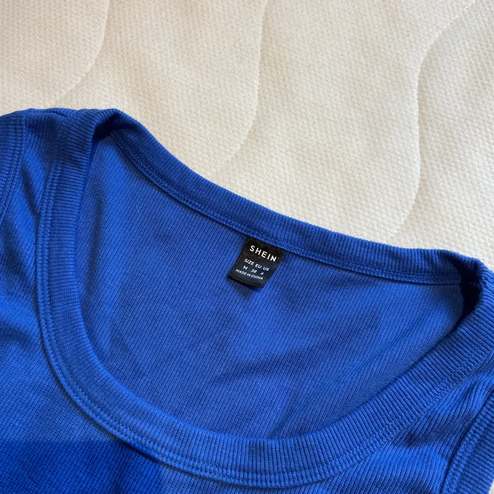 säljer detta blå linnet från Shein då det aldrig kommer till användning. . T-shirts.