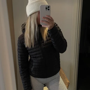 Tunn dunjacka  - Tunnare dunjacka från Colmar! Storlek Xs/S🤎passar så bra nu när det blir lite kyligare och till hösten! Inga defekter. Inköpt för 2800kr