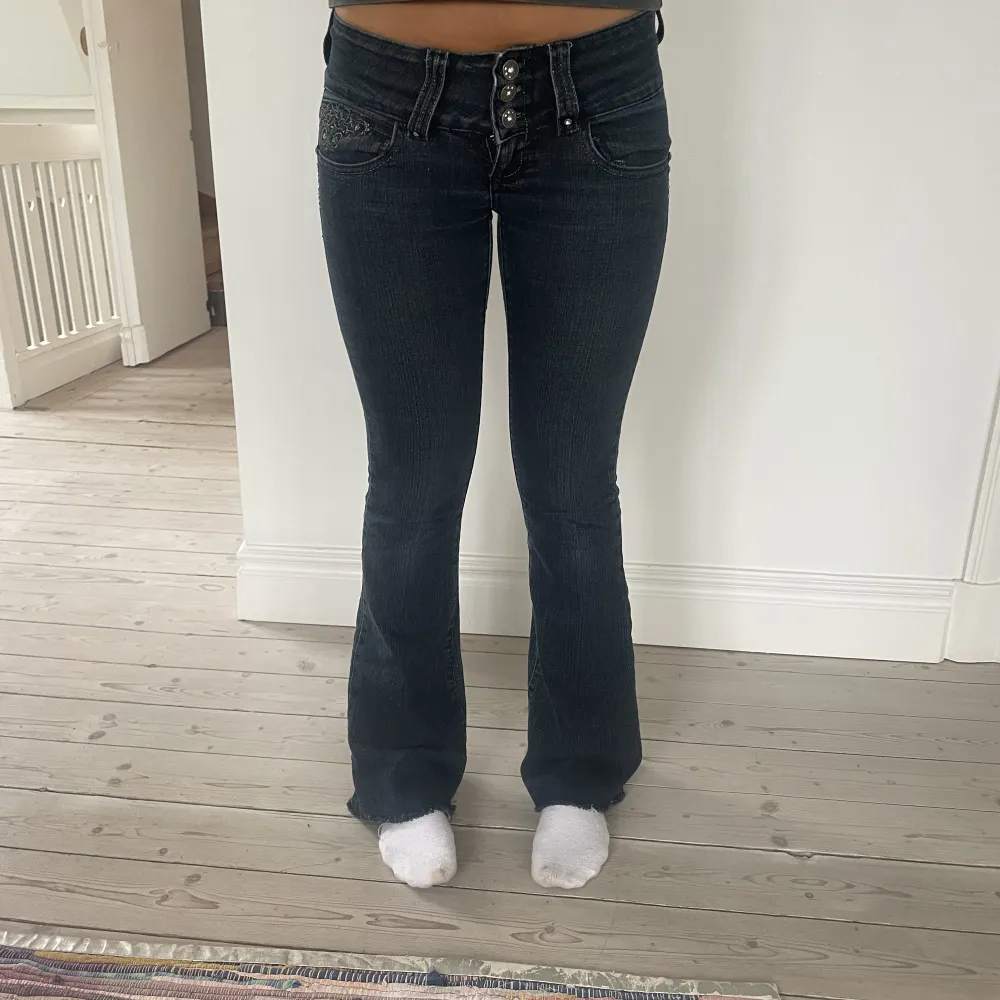 Snygga lågmidjade jeans Midjemått tvärs över:36 cm (stretchiga) Innerbenslängd:77 cm. Jeans & Byxor.