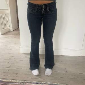 Snygga lågmidjade jeans Midjemått tvärs över:36 cm (stretchiga) Innerbenslängd:77 cm