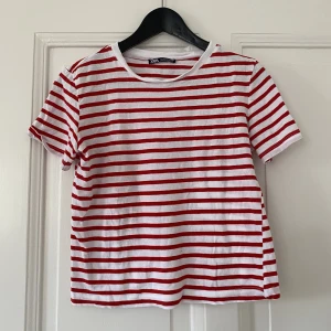 Zara t-shirt - Säljer den här t-shirten från zara