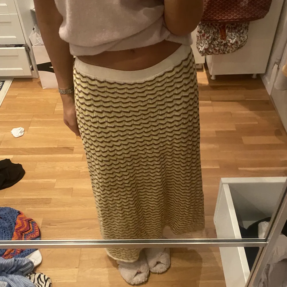 En underbart fin lång kjol ifrån Zara med missoni inspirerat mönster. Väldigt fint skick. . Kjolar.