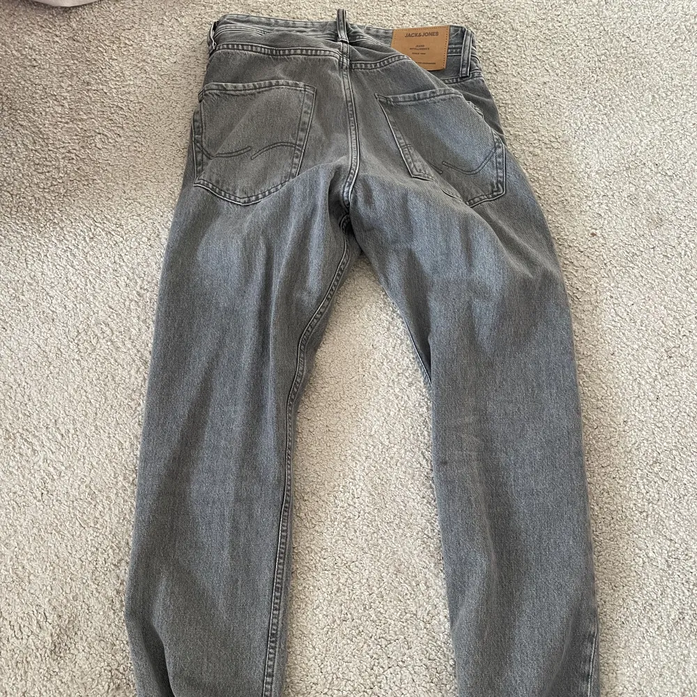 Ett par trendiga gråa jeans från Jack&Jones i storleken 28:32. Inga defekter då dem endast är använda ett fåtal gånger. Jeans & Byxor.