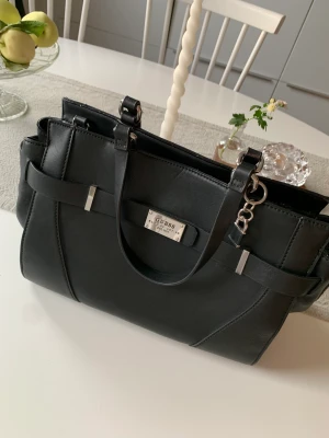 Skolväska! - Skitsnygg väska från guess! Perfekt till skolan då man får plats med mycket! Väskan är köpt i New York för några år sedan för 1200kr och säljer för mindre än halva priset, så passa på!!🫣❤️