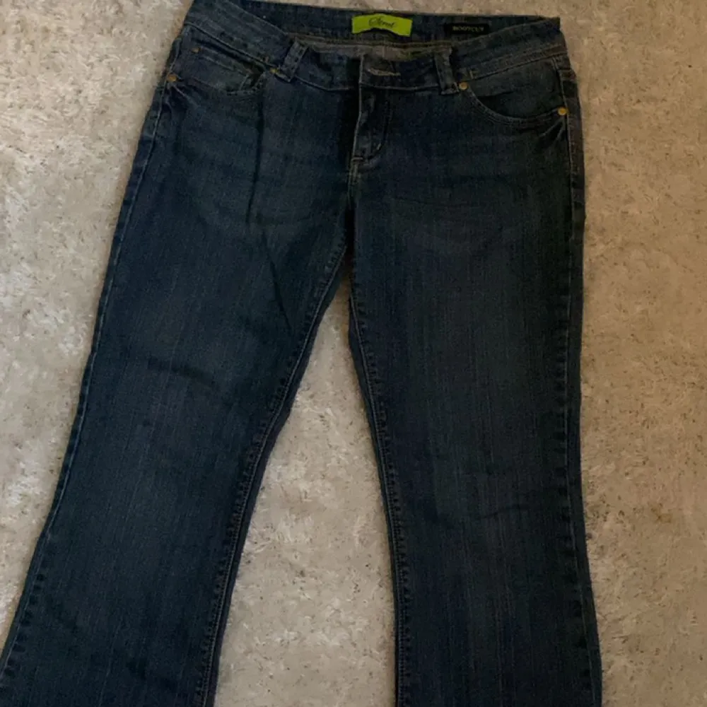 Jättefina jeans i storlek 38 som jag säljer för att dem är lite för korta i benen enligt mig (som referens är jag 168 ish) jag har inte använt dem alls mer än att testat dem så dem är i fint skick trots att dem är köpta på plick!!💗💗. Jeans & Byxor.