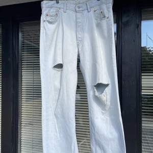 Blekta Levis Jeans modell 501 W34 L32 som är lite slitna med hål där fram och ett där bak vid ena fickan. Passar bra och är bra byxor om man vill ha hål på knäna