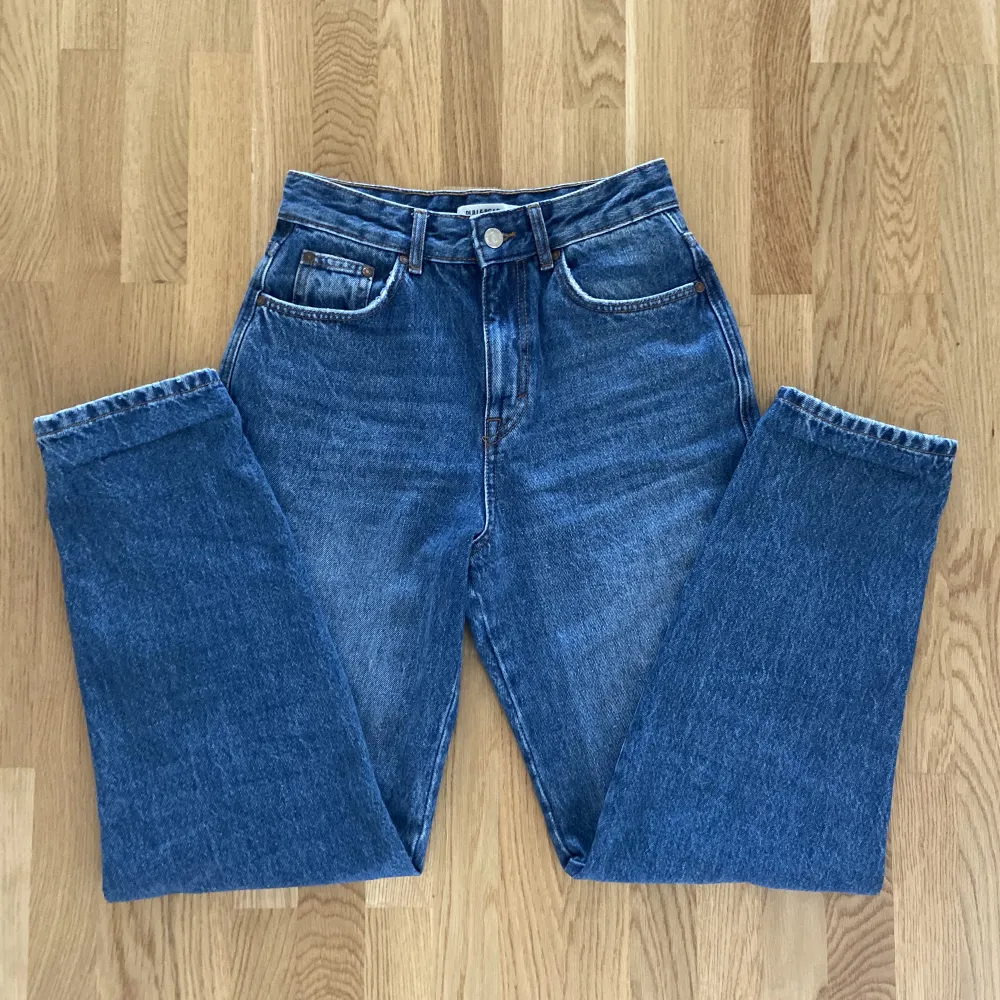 Ett par lite baggy mom jeans i highwaist från pull&bear. Säljer då jag rensar garderoben:) Bra längd för mig som är 166. Är i bra skick! Köpare står för frakt. Kolla gärna min profil för liknande 💓. Jeans & Byxor.