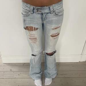 Snygga lågmidjade jeans som är vintage från only! Midjemått tvärs över:35 cm(stretchiga) Innerbenslängd:74 cm