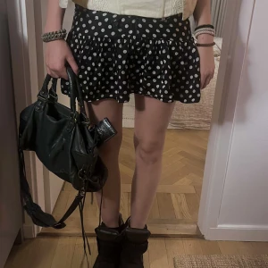 Prickig kjol - Sååå snygg kort prickig kjol💞