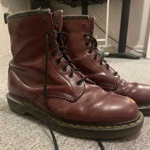 Vinröda Dr Martens storlek 43 - Vinröda Dr. Martens storlek 43. 8 håls. Lite slitna på utsidan men utöver det bra skick!