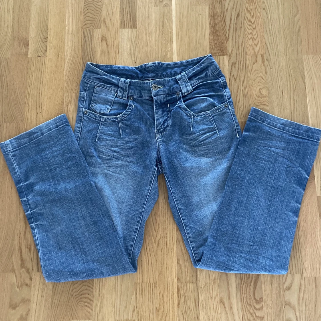 lågmidjade jeans