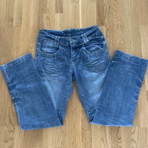lågmidjade jeans - Säljer dessa lågmidjade jeans som jag köpt secondhand men är från märket Kappahl! Så snygga men rensar garderoben. Perfekt längd för mig som är 166. Inga defekter:) Köpare står för frakt! Kolla gärna min profil för liknande saker 💓