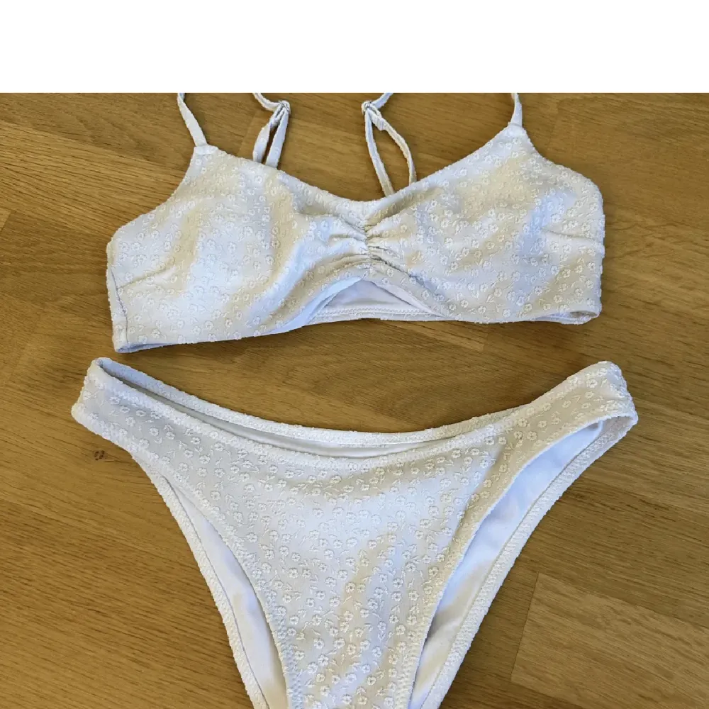 Olika bikinisett. Alla är använda ett fåtal gånger. Alla bikinis för 150kr eller en för 30kr. Övrigt.