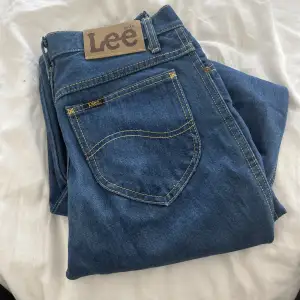 Mörkblåa Lee jeans i väldigt bra skick, nypriset ligger på runt 1000kr. Står att det är storlek 32-34 men skulle säga att dom sitter som en 36-38