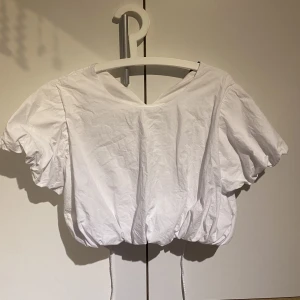 Croppad Blus - Fin croppad blus från Zara, fint skick. Str M