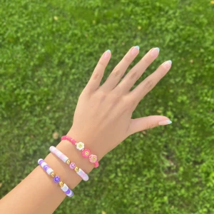 supersöta armband 😻 - det rosa längst upp är köpt i spanien och säljs för 15kr, och de två andra gjorde jag förra året och säljs för 10kr var!! eller 30 för alla 💕