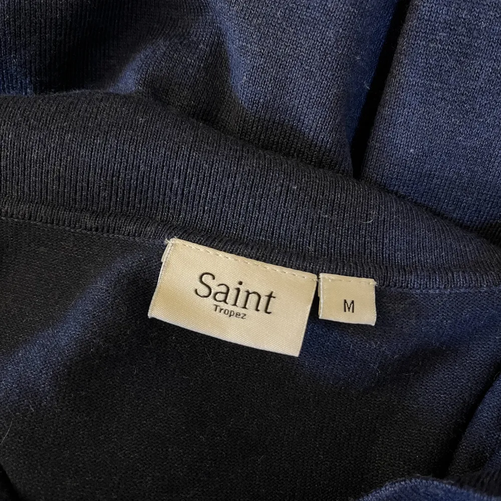 As snygg blå stickad tröja från Saint Tropez, i storlek M. Är sparsamt använd och är i bra skick. . Stickat.
