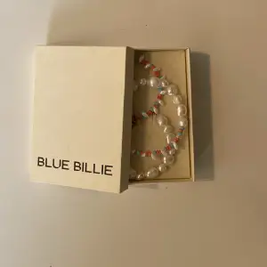 Säljer ett blue bille pärlhalsband, kommer inte till användning och har aldrig använts på ett år. Fick den i födelsedagspresent men kvittot försvann💗ny pris 1690kr (pris kan diskuteras)