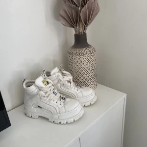 SKOR - Boots från BUFFALO med tunt foder och yttersula gjord i gummi. Perfekt till vintern eller kalla höstdagar🌸 Nypris: 1500