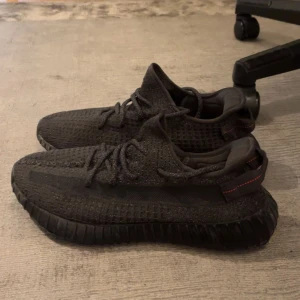 yeezy 350 - använda ca 3 ggr. pris kan diskuteras. har ej kvar box. skriv vid frågor. säljer eftersom