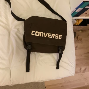 Converse -  en axelrems väska från Converse med många olika fack i, har köpt denna på en loppis❤️