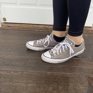 Converse  - Säljer dessa bruna converse i nyskick, använd ett par gånger. Nypris 749kr