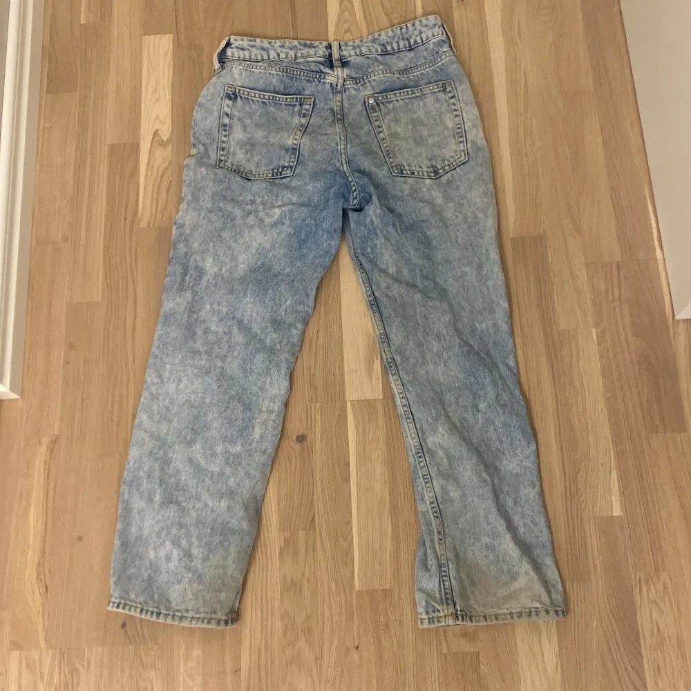 Blåa jeans ifrån H&M lite använda men ändå i bra skick. Jeansen är i loose fit och storlek 14-15yr . Jeans & Byxor.